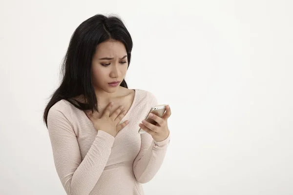 Žena Cítí Smutné Sledovat Chytrý Telefon — Stock fotografie