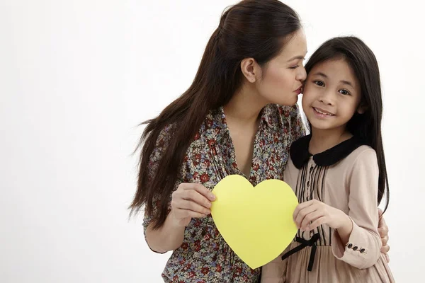 Mother Daughter Holding Yellow Blank Heart Shape Card Board — Stock Photo, Image