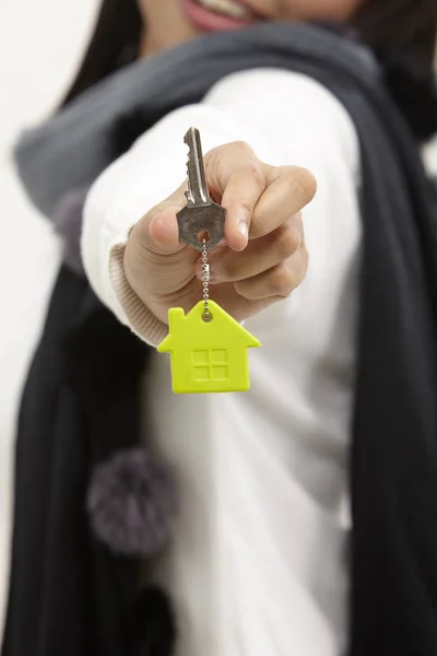 Primer Plano Mujer Sosteniendo Llavero Forma Casa — Foto de Stock