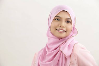 Kameraya bakarak tudung ile mutlu malay kadın