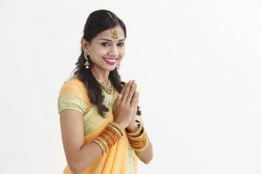 Hintli kadın göz alıcı geleneksel giyim tebrik