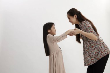 Anne ve kızı birbirlerine studio poz çekerek