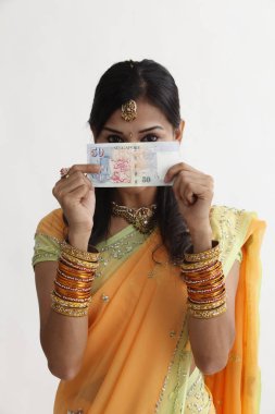 Singapur nakit notlar tutarak sari Hintli kadın