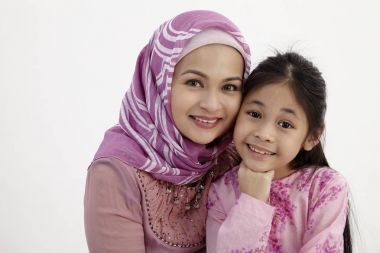   Anne ve kızı sarılma resmi