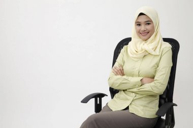 Arkadan iş kadını geri kameraya bakarak görünüşü