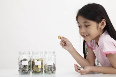 küçük paralar ile üç kaydetme kavanoz