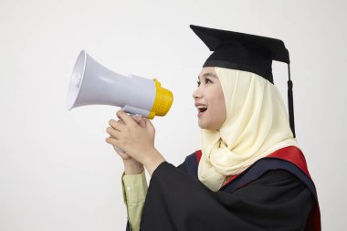 mezun öğrenci megafon ile bağırarak