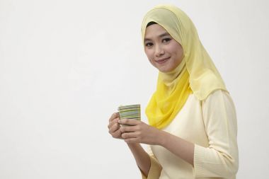 çay bir fincan dinlenmek tutan malay kadın