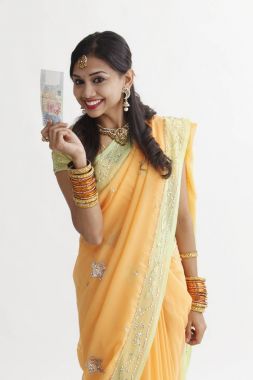 Singapur nakit notlar tutarak sari Hintli kadın