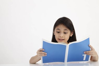 Beyaz arka plan üzerine küçük okuma ders kitabı