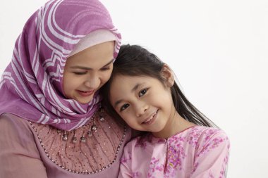   Anne ve kızı sarılma resmi