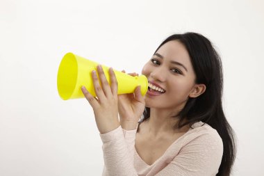 beyaz zemin üzerine sarı megafon kullanan malay kadın 