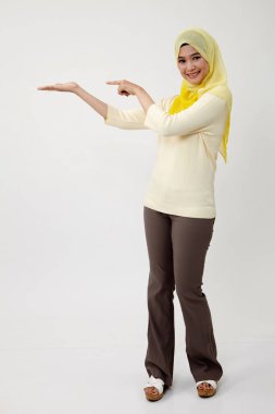 malay kadın gösterilen ve nokta el hareketi ile