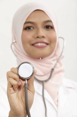 Beyaz arka plan üzerinde Malay kadın doktor