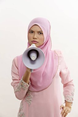beyaz izole bir açıklama yapma bir megafon içine malay bilen bir kadın