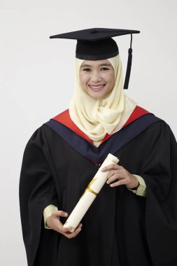  Diploma tutarak ve kameraya gülümseyen kolej mutlu genç kadın 