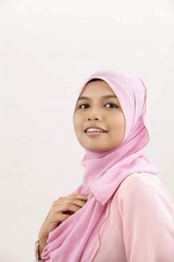 Kameraya bakarak tudung ile mutlu malay kadın