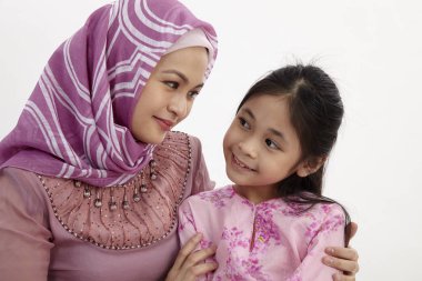   Anne ve kızı sarılma resmi