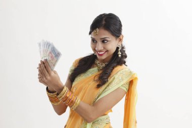 Singapur nakit notlar tutarak sari Hintli kadın
