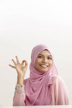 tudung ile Malay kadınla el işareti Tamam