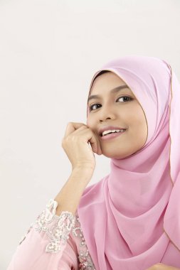 Kameraya bakarak tudung ile Malay kadın yakın çekim