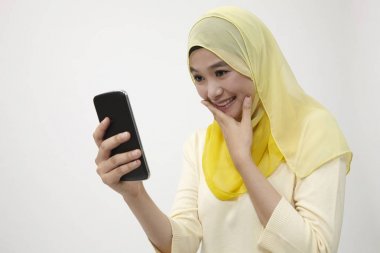 Malay kadın holding akıllı kullanarak telefon kendi kendine portre