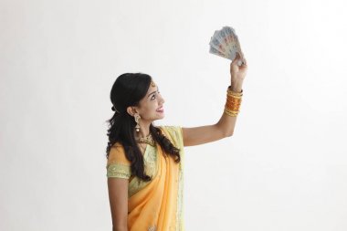 Singapur nakit notlar tutarak sari Hintli kadın