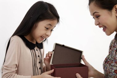 Malay anne ve kızı ile hediye kutusu