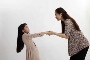 Anne ve kızı birbirlerine studio poz çekerek