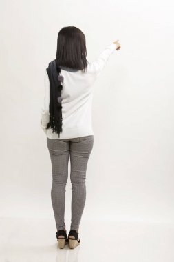 arkadan görünüşü kadın beyaz arka plan üzerinde