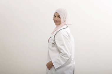 Beyaz arka plan üzerinde Malay kadın doktor