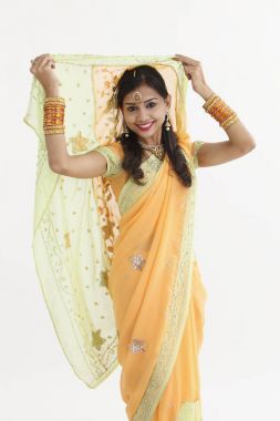 Geleneksel giyim kapak'eşarp ile Hint kadın