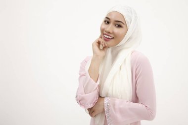 Kameraya bakarak pembe baju kurung confidient malay kadınla