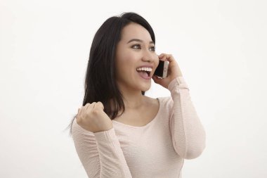 cep telefonu kullaranarak bahseden malay kadın