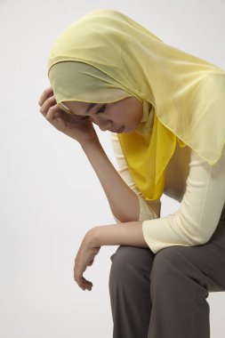 mutsuz kadın oturuyordu aşağı seyir