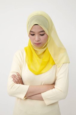 Üzgün bir kadın sorunları hakkında düşünceli seyir stüdyo portresi