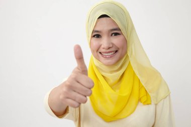 Başparmak gösterilmesini eşarp Malay kadınla