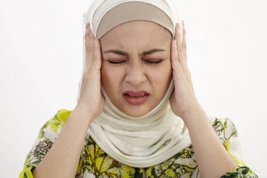 Malay kadın korkunç bir baş ağrısı acı