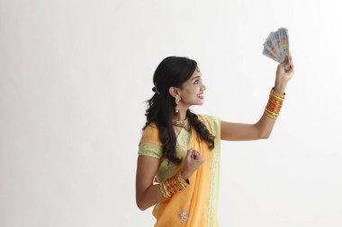 Singapur nakit notlar tutarak sari Hintli kadın