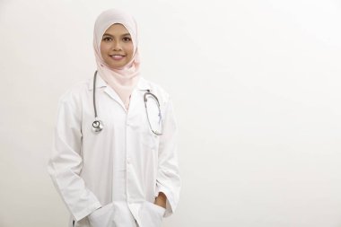 Beyaz arka plan üzerinde Malay kadın doktor