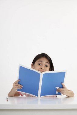 Beyaz arka plan üzerine küçük okuma ders kitabı