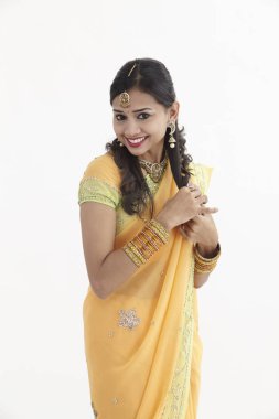 Takı ve sari giyen güneyde Hint bir kadın portresi