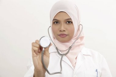 Beyaz arka plan üzerinde Malay kadın doktor