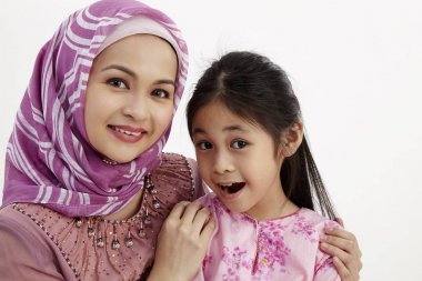   Anne ve kızı sarılma resmi