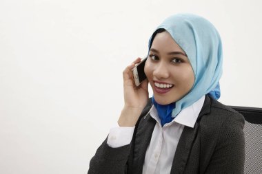 cep telefonuyla konuşurken ofis koltuğu oturan malay iş kadın kapatmak