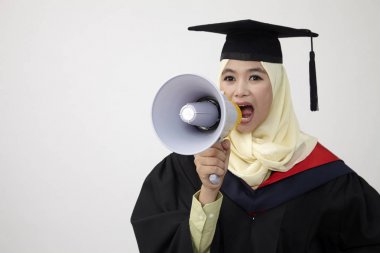 mezun öğrenci megafon ile bağırarak