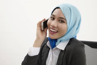 cep telefonuyla konuşurken ofis koltuğu oturan malay iş kadın kapatmak