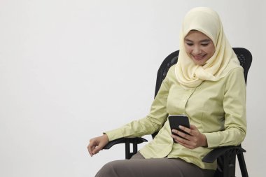 Cep telefonu tutan düşünceli düşünme iş kadın portresi