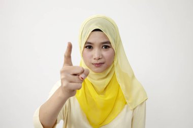  Kameraya biraz kızgın işaret eden kadın  