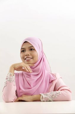 Malay tudung karşılıklı kamera oturan kadınla